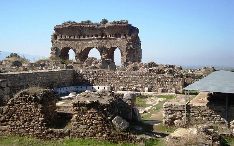 TRALLEİS’TE 2. YÜZYILA AİT MERMER PARÇALARI TESPİT EDİLDİ