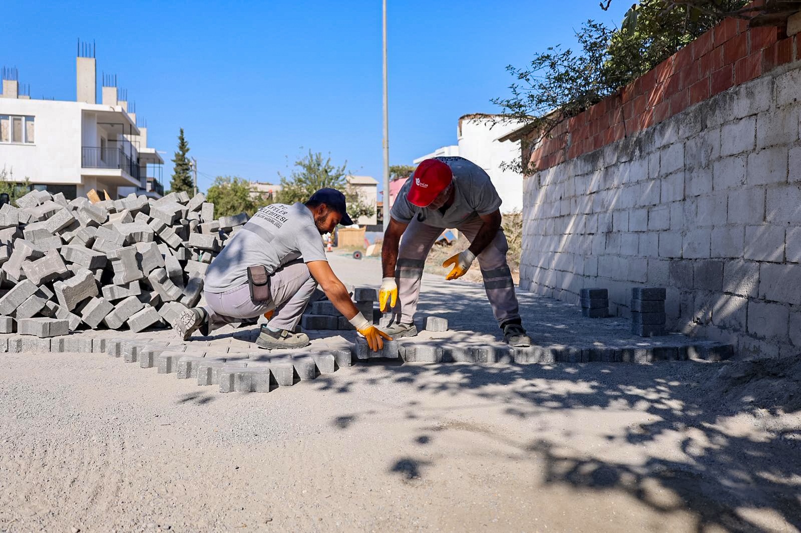 BAŞKAN YETİŞKİN: “EFELER’İN HER MAHALLESİNE MODERN YOLLAR KAZANDIRIYORUZ”