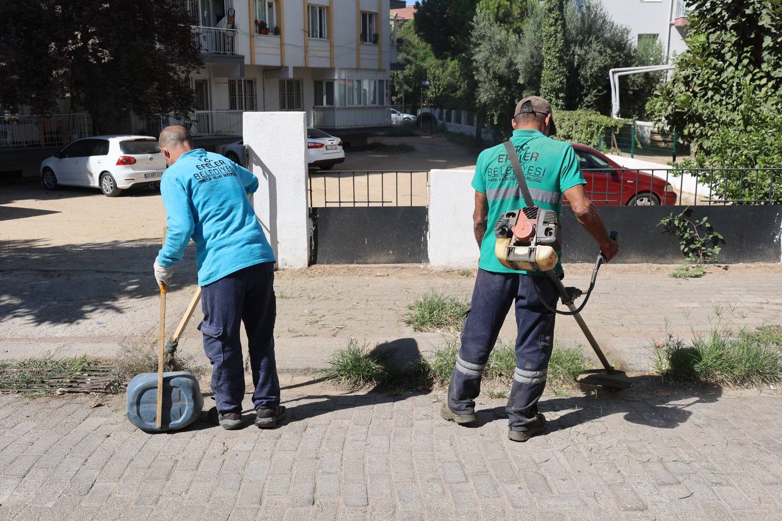 EFELER’İN MAHALLELERİNDE TEMİZLİK SEFERBERLİĞİ DEVAM EDİYOR