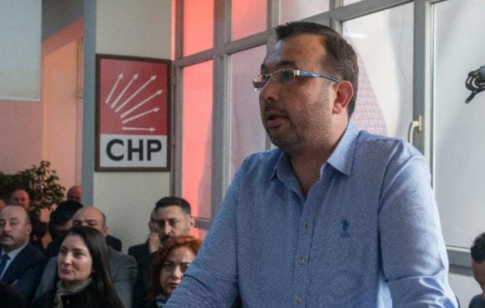 28 Yıllık Siyasetçi Tepki Gösterdi: “Beni Bilen Bilir, Bilmeyen Kendi Gibi Bilir”