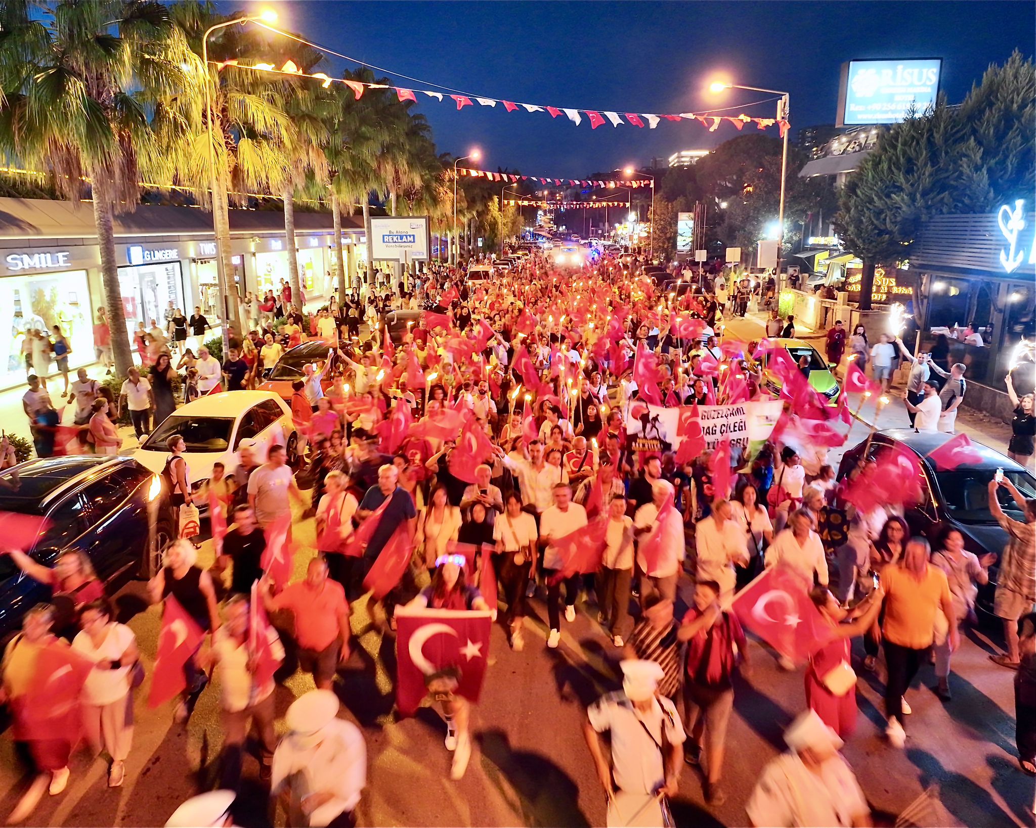 BİNLERCE KİŞİ KUŞADASI’NIN KURTULUŞU İÇİN YÜRÜDÜ