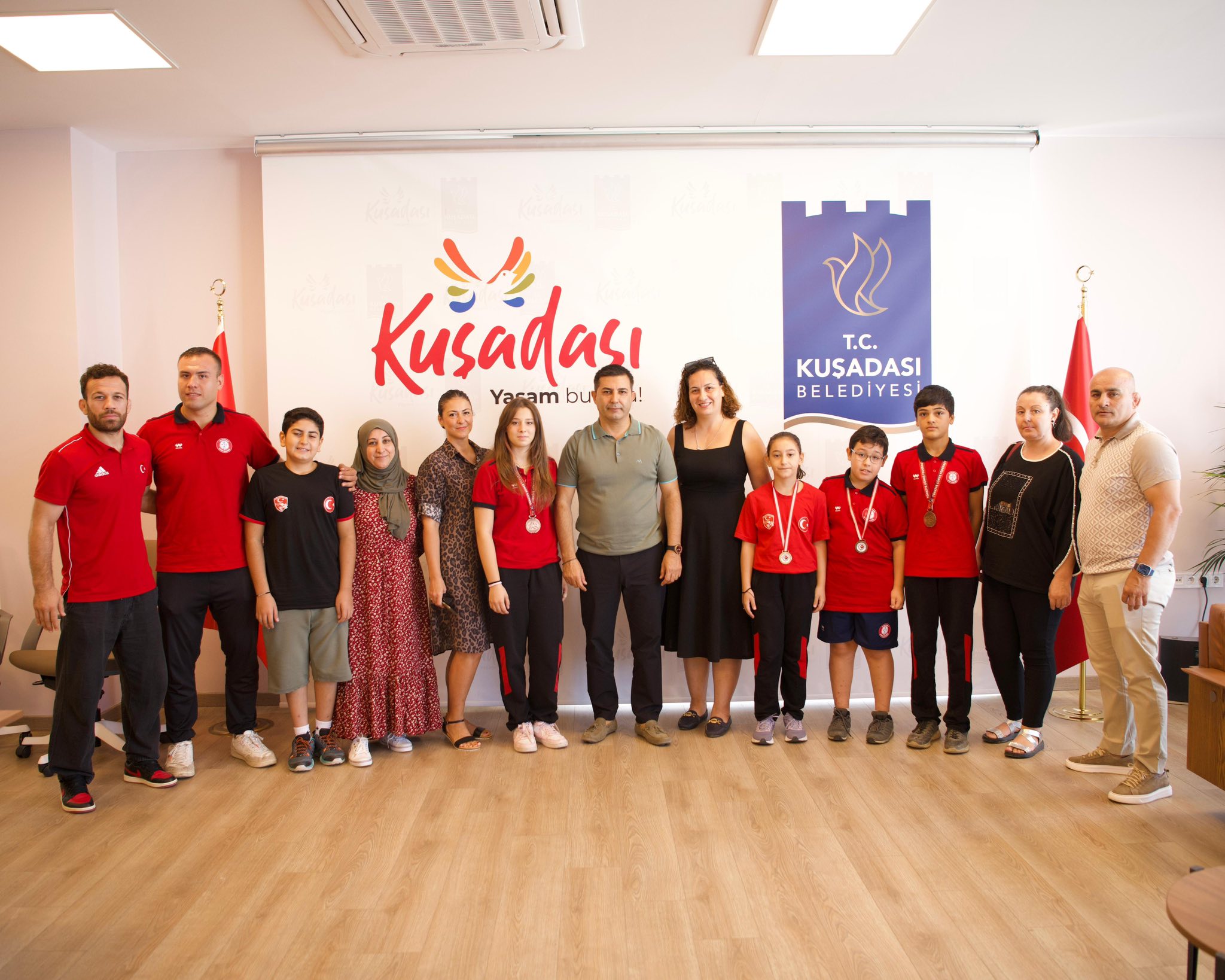 BAŞARILI GÜREŞÇİLERDEN BAŞKAN ÖMER GÜNEL’E ZİYARET