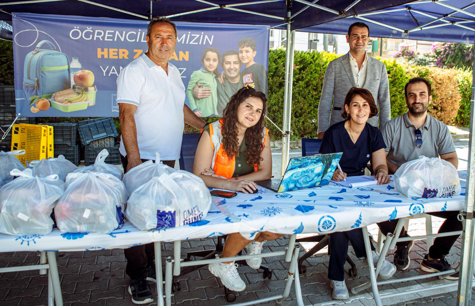 ÖĞRENCİLERİN BESLENME ÇANTALARINI BU YIL DA KUŞADASI BELEDİYESİ DOLDURUYOR