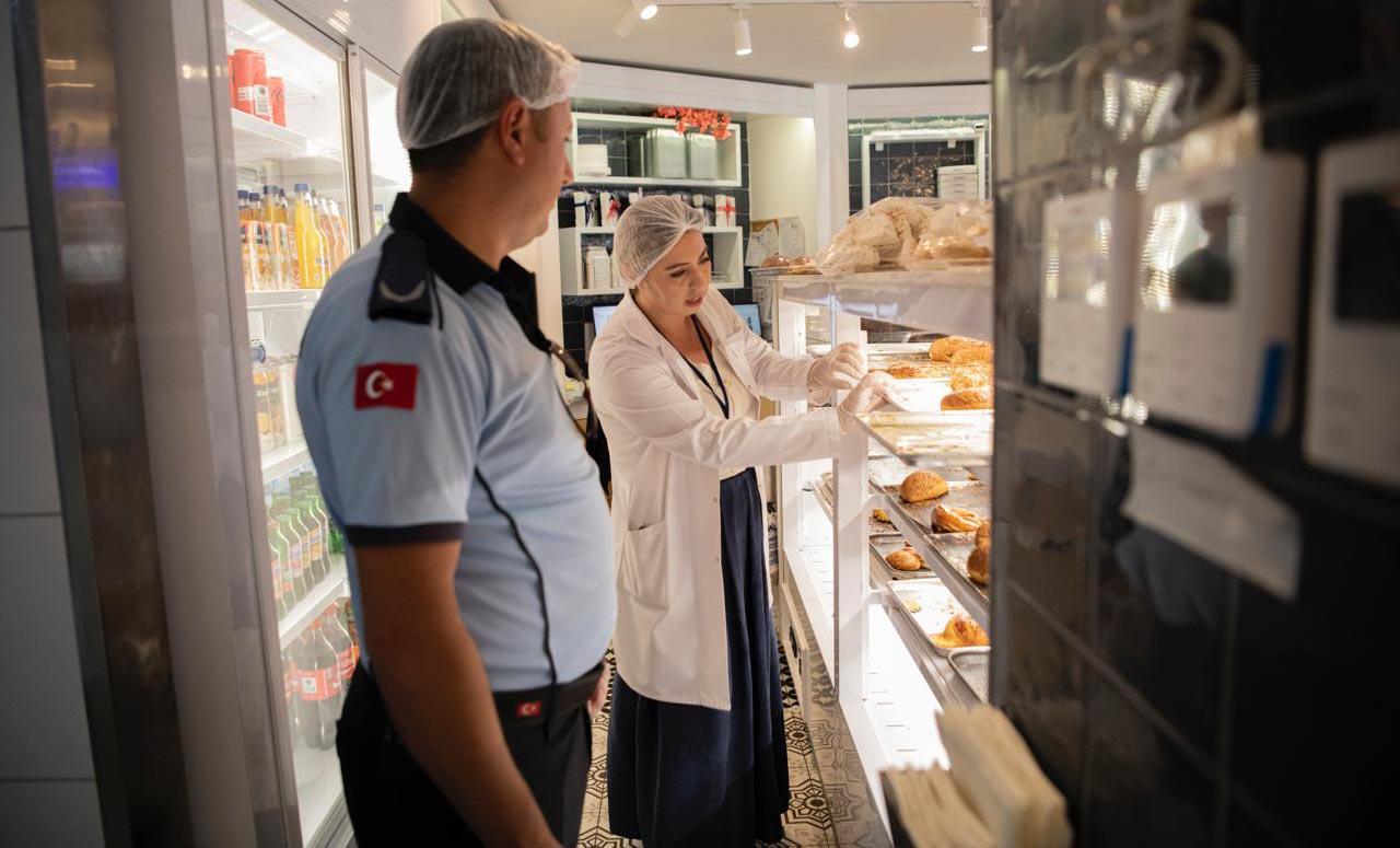 KUŞADASI’NDA GIDA İŞLETMELERİNE GENİŞ ÇAPLI HİJYEN DENETİMİ