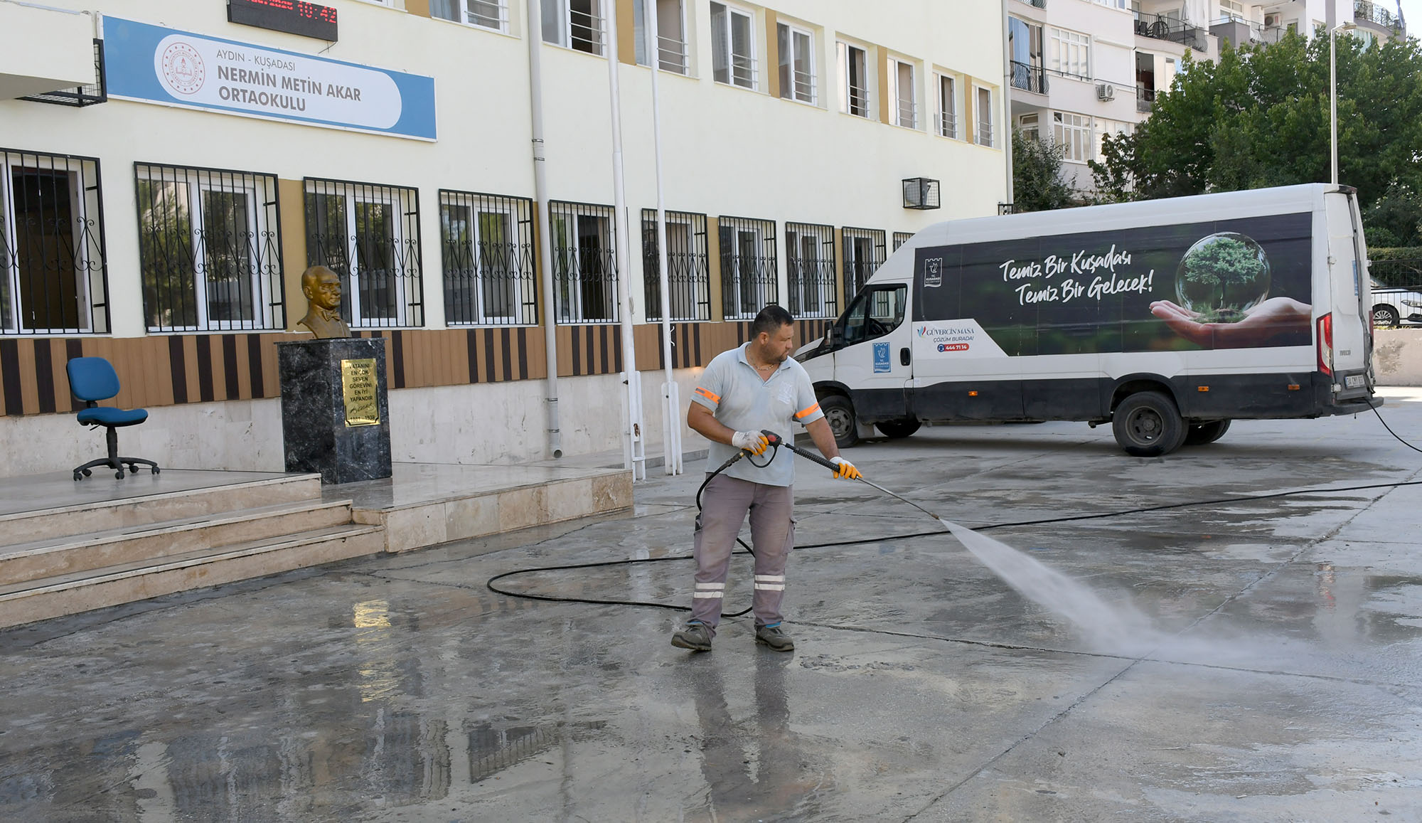 KUŞADASI’NDA EĞİTİME BAŞKAN ÖMER GÜNEL’DEN BÜYÜK DESTEK