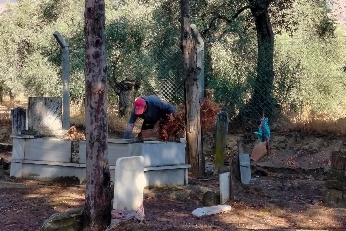 EFELER BELEDİYESİ’NDEN MEZARLIKLARA BAKIM