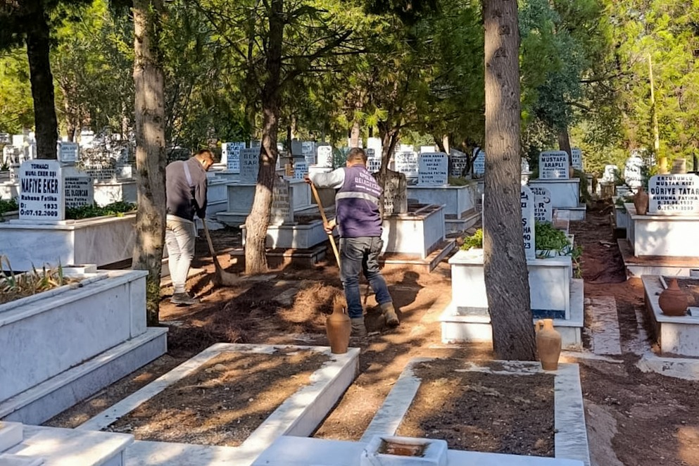 VATANDAŞ MEMNUN, HİZMET TAM: EFELER BELEDİYESİ MEZARLIKLARDA ÖRNEK ÇALIŞMASINI SÜRDÜRÜYOR