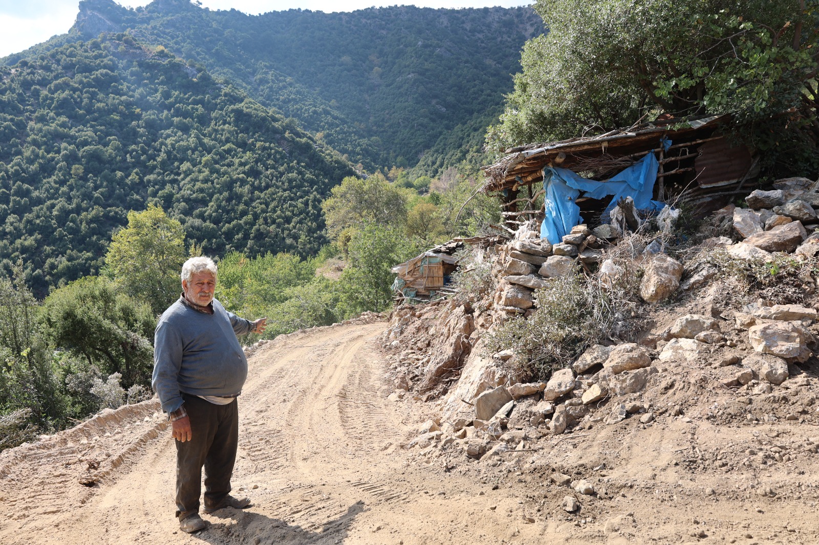 BAŞKAN YETİŞKİN BİR MAHALLENİN DAHA YOL PROBLEMİNİ ÇÖZDÜ