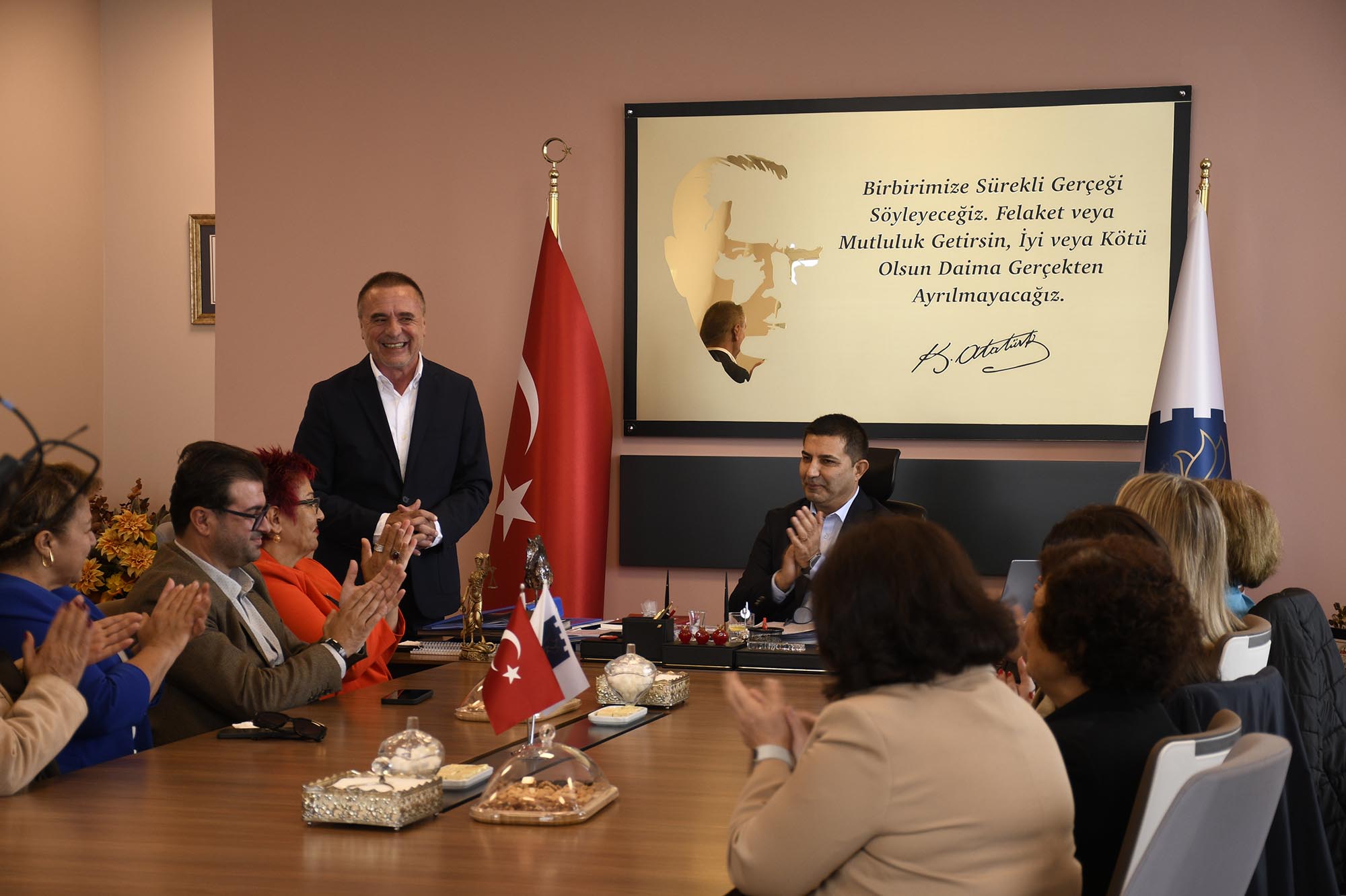 BAŞKAN ÖMER GÜNEL CHP KUŞADASI İLÇE ÖRGÜTÜ’NÜN YENİ YÖNETİMİYLE BİR ARAYA GELDİ