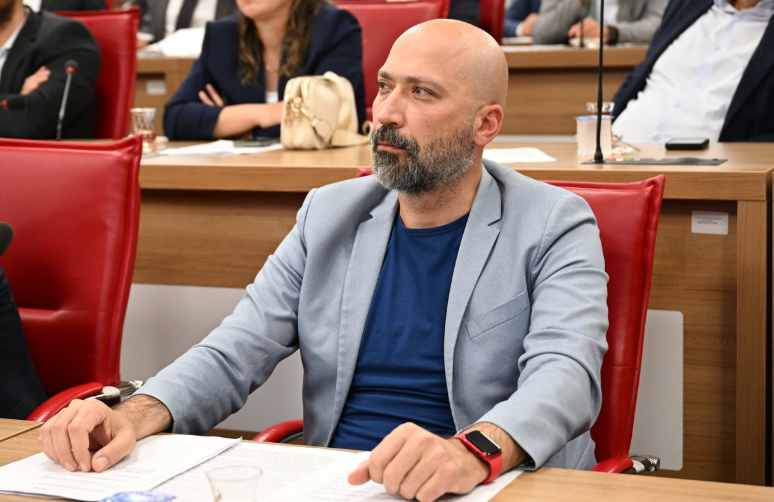 Başkan Arıkan’dan Sert Mesaj: “Patlasanız da çatlasanız da o hizmetler gelecek!”