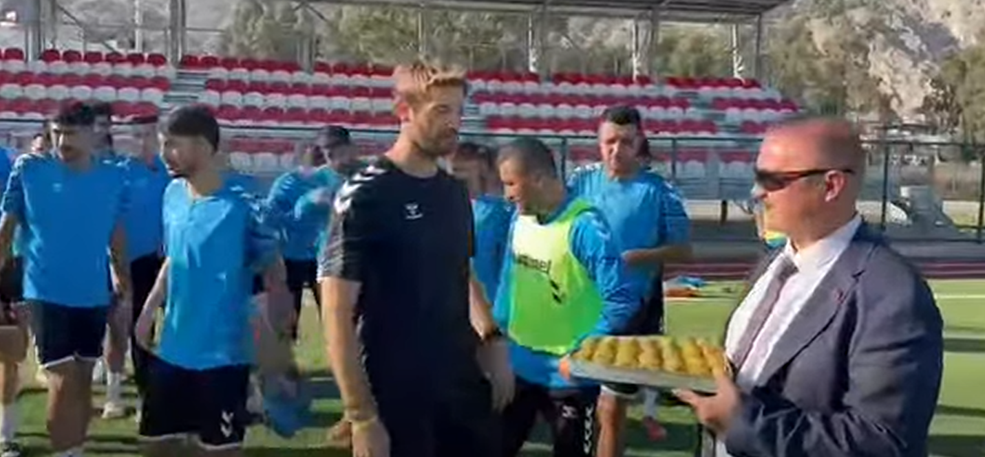 ÖNCE İDMAN VE ÇİFT KALE MAÇ,MAÇ SONRASI KERAMETTİN TEMİZ HOCA’DAN BAKLAVA ZİYAFETİ.