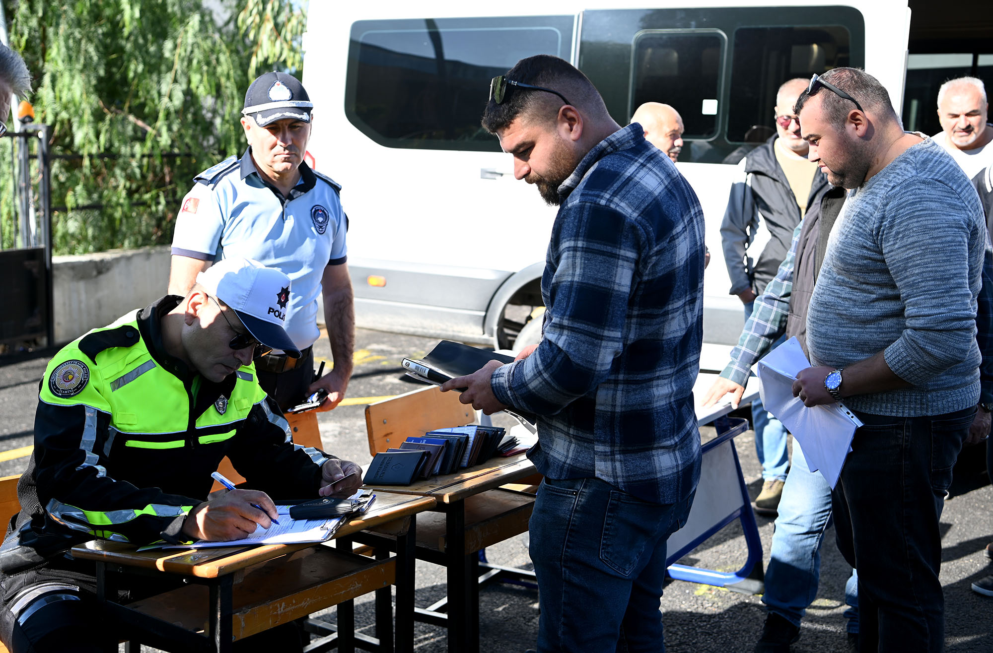 KUŞADASI’NDA OKUL SERVİSLERİ DENETİMDEN GEÇTİ