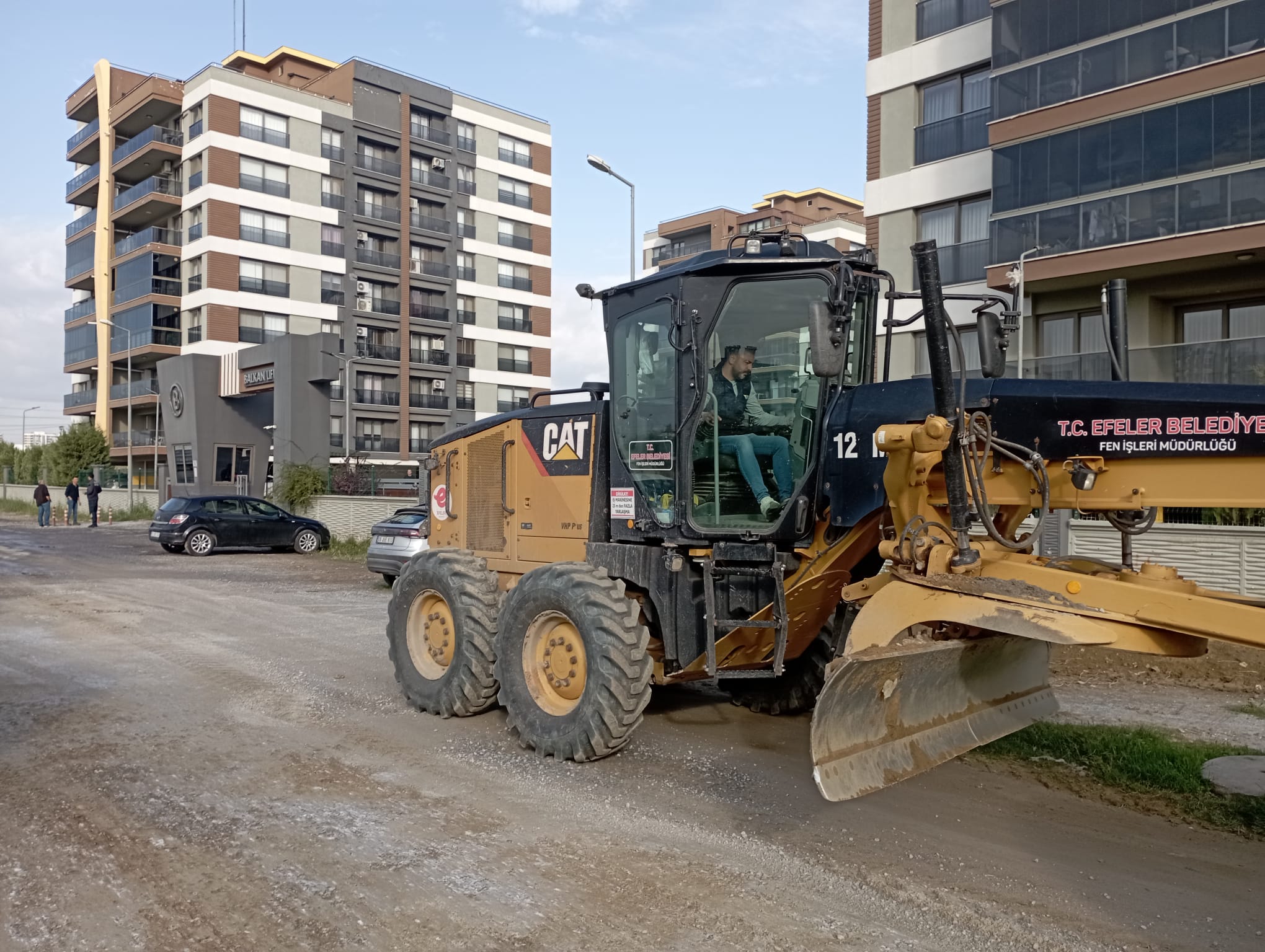 EFELER BELEDİYESİ MODERN YOLLAR İÇİN ÇALIŞMALARINA DEVAM EDİYOR