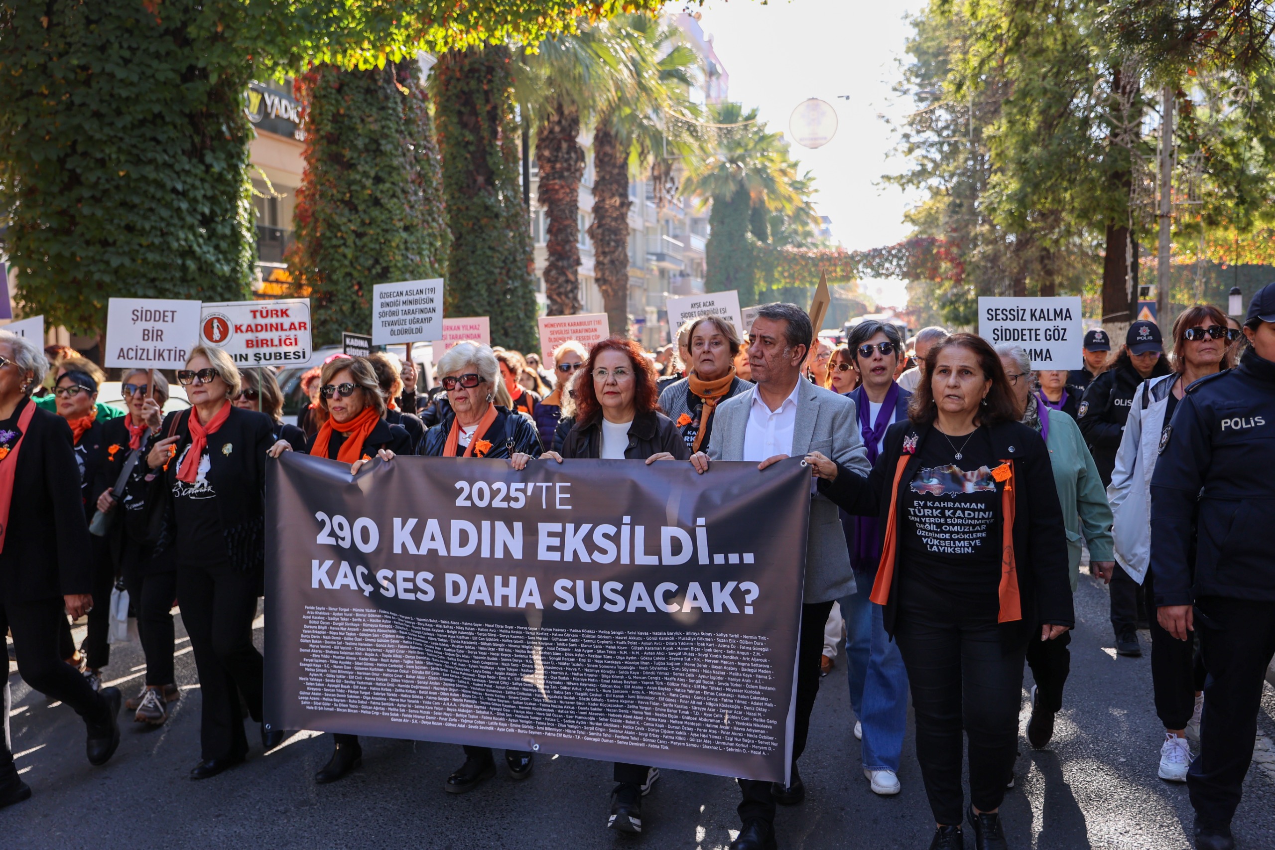 EFELER’DE KADINA YÖNELİK ŞİDDETLE MÜCADELE GÜNÜNDE SESSİZ YÜRÜYÜŞ