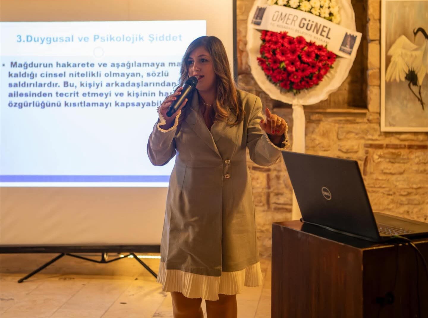 KUŞADASI’NDA ‘ŞİDDETSİZ TOPLUM, ŞİDDETSİZ İLETİŞİM’ PANELİ
