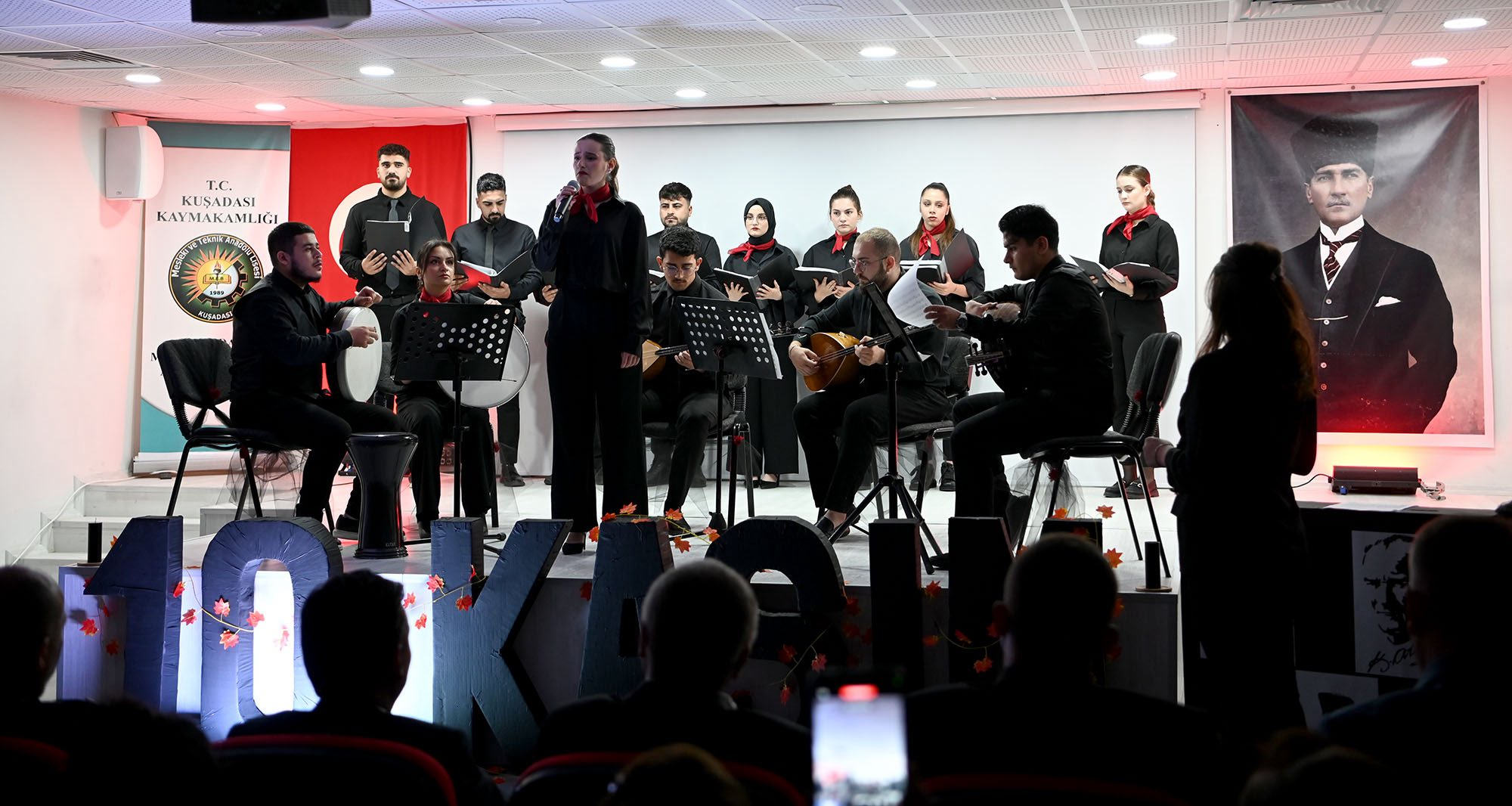 KUŞADASI’NDA ÖĞRENCİLERDEN ‘ATATÜRK’ İÇİN ANMA ETKİNLİĞİ