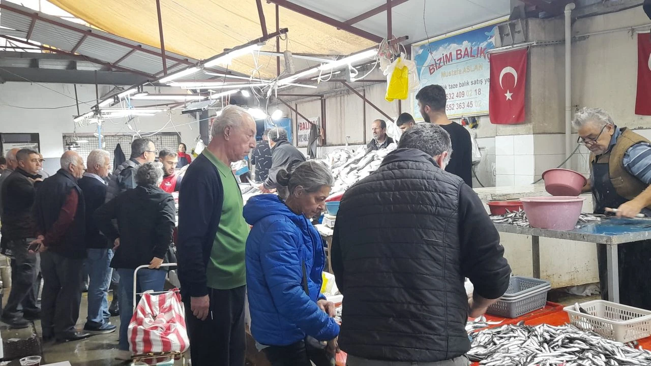 Kuşadası’nda Hamsi ve Sardalya Sezonun Gözdesi Oldu