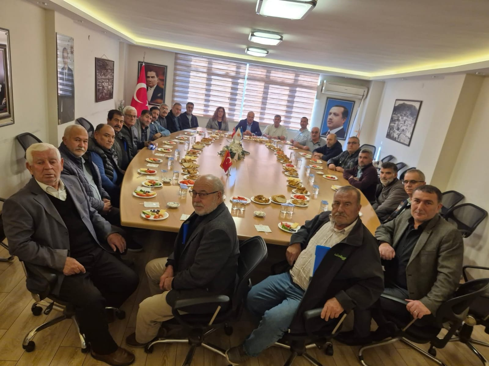 AK Parti Söke Teşkilatı’ndan Mahalle Başkanlarıyla İstişare Kahvaltısı