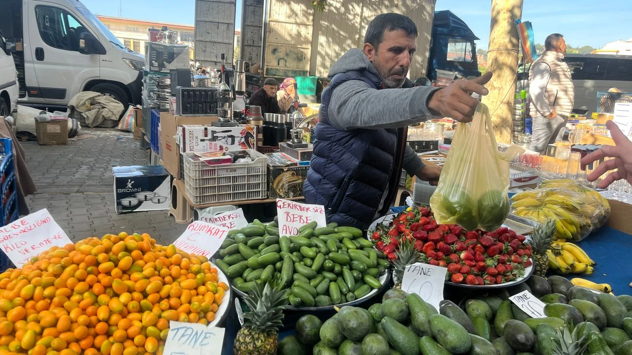Efeler’in Tarihi Salı Pazarında Tropik Meyveler İlgi Görüyor