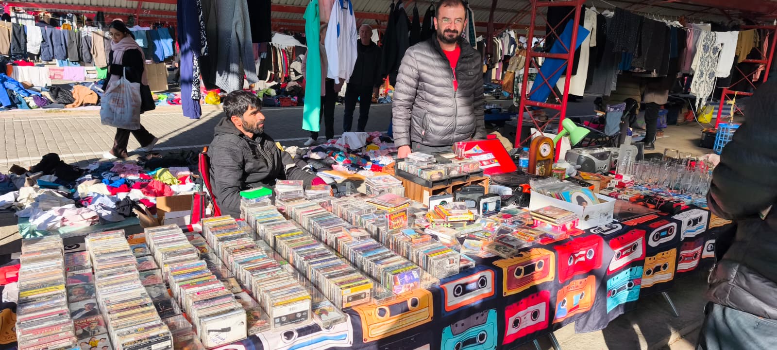 Efekent’te Kaset Sesleri Yükseliyor: Gençler Bit Pazarında Nostaljiye Değil Gerçek Müziğe Koşuyor