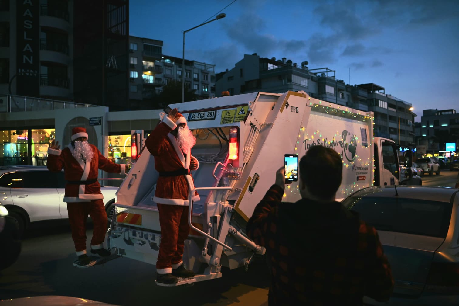 YENİ YILDA NOEL BABA’DAN ÇOCUKLARA ŞEKER, BÜYÜKLERE ÇEVRE MESAJI