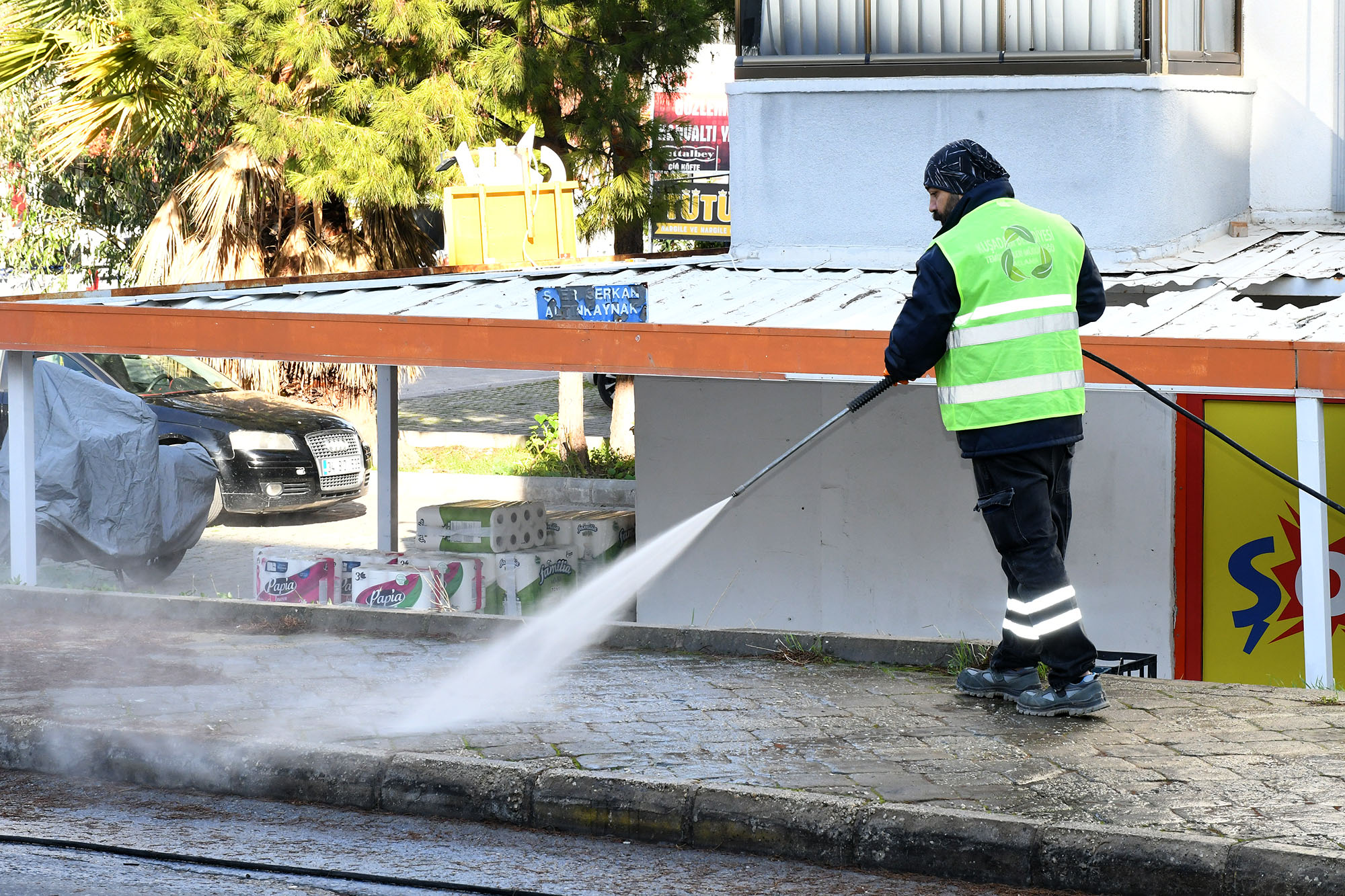 KUŞADASI BELEDİYESİ’NDEN KADINLAR DENİZİ MAHALLESİ’NDE DETAYLI TEMİZLİK ÇALIŞMASI