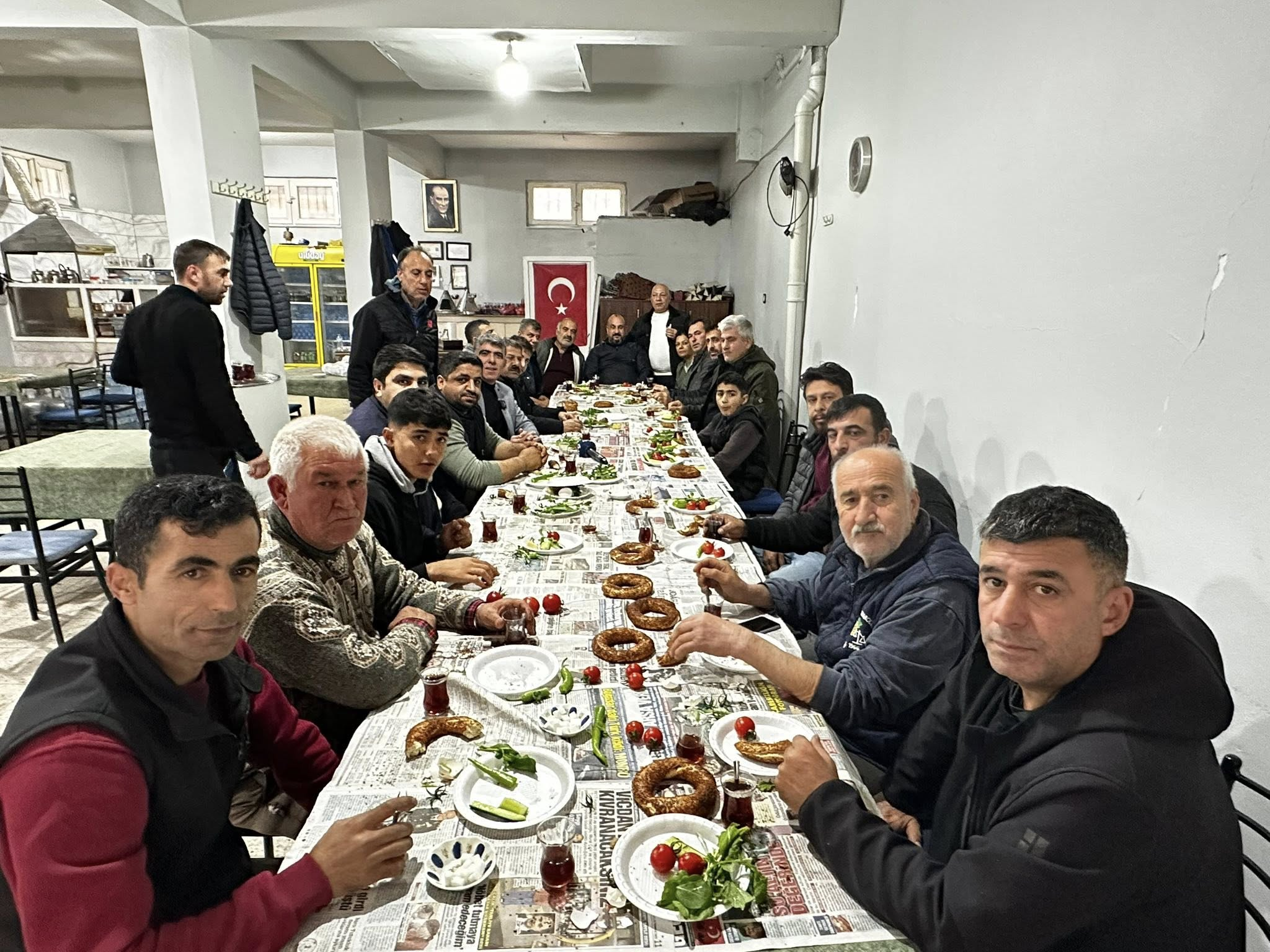EFSANE BAŞKAN YENİDOĞAN’DA PAZARCI ESNAFI İLE KAHVALTIDA BİR ARAYA GELDİ