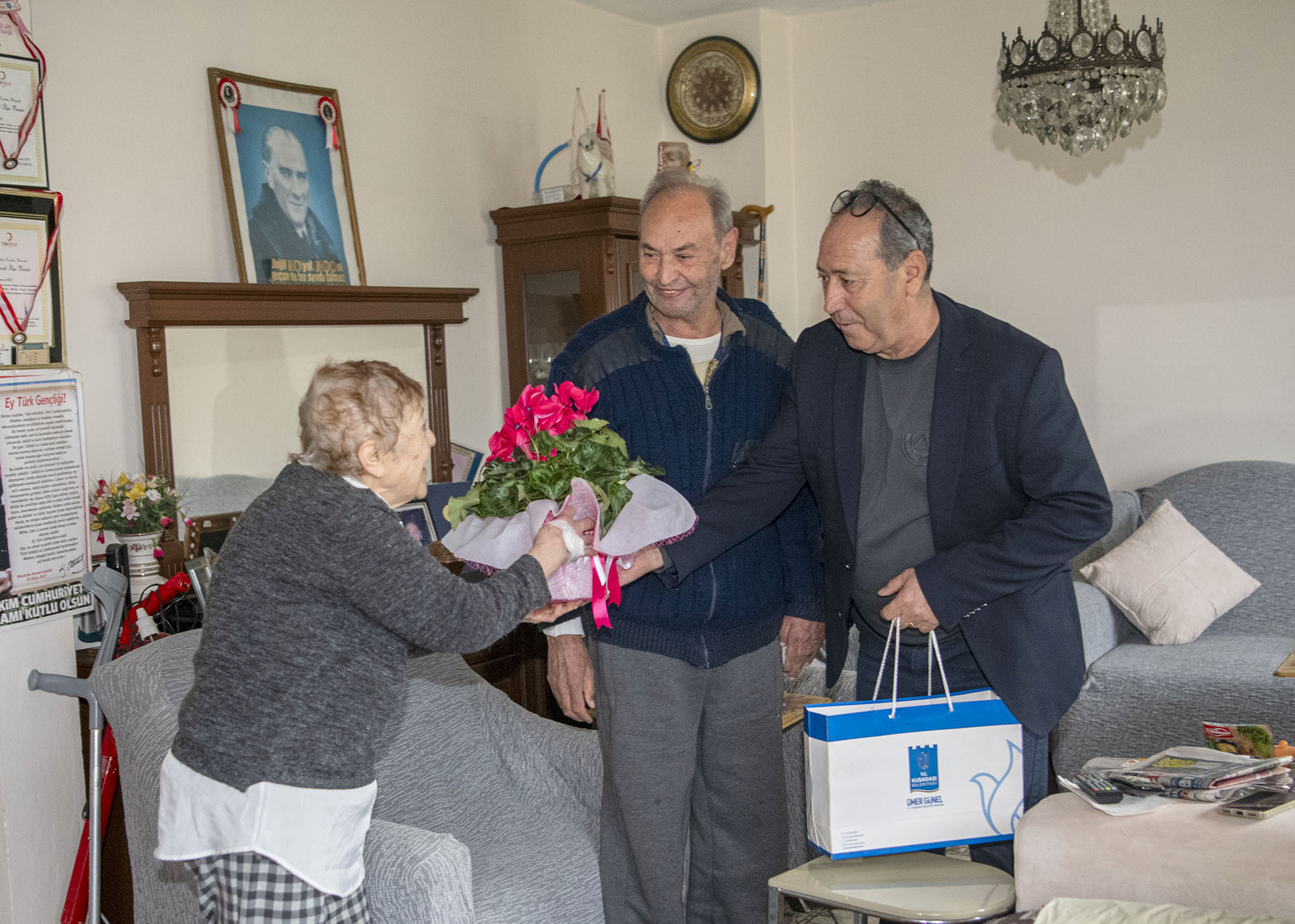 KUŞADASI BELEDİYESİ’NDEN OSMAN AMCAYA ANLAMLI ZİYARET