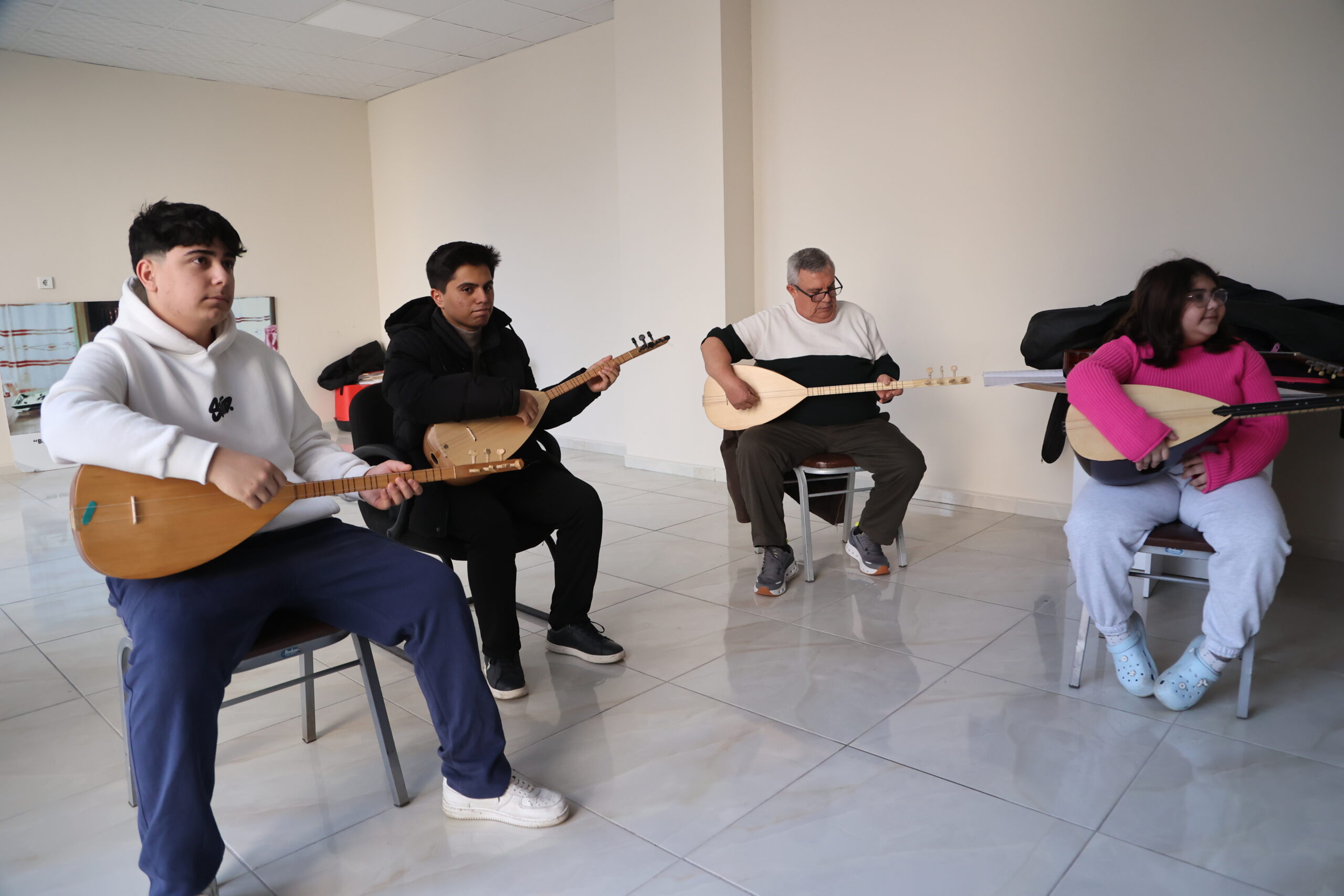 EFELER’DE SANATIN KALBİ MÜZİKLE ATIYOR