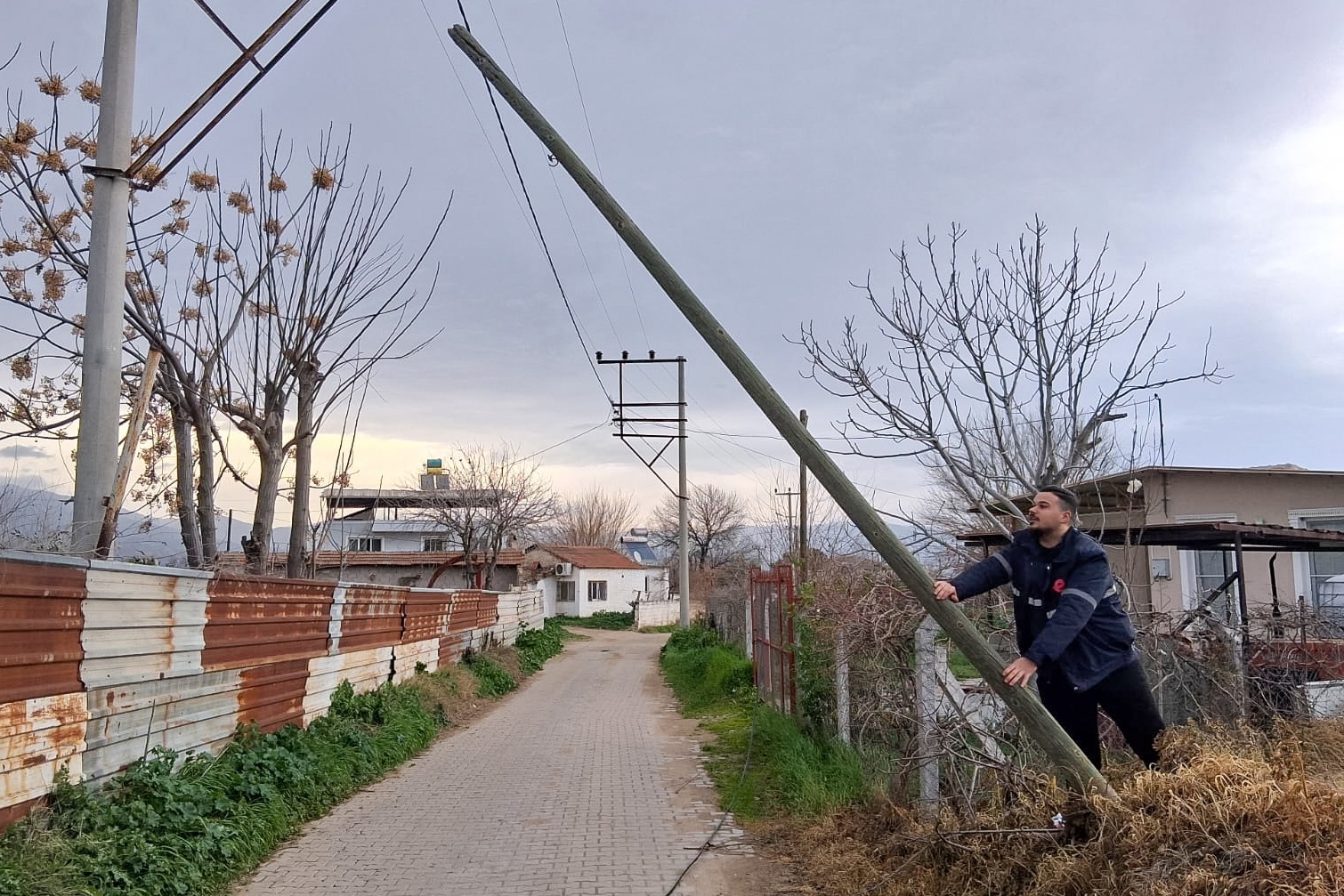 EFELER BELEDİYESİ KUVVETLİ FIRTINA VE SAĞANAĞA KARŞI SAHADA