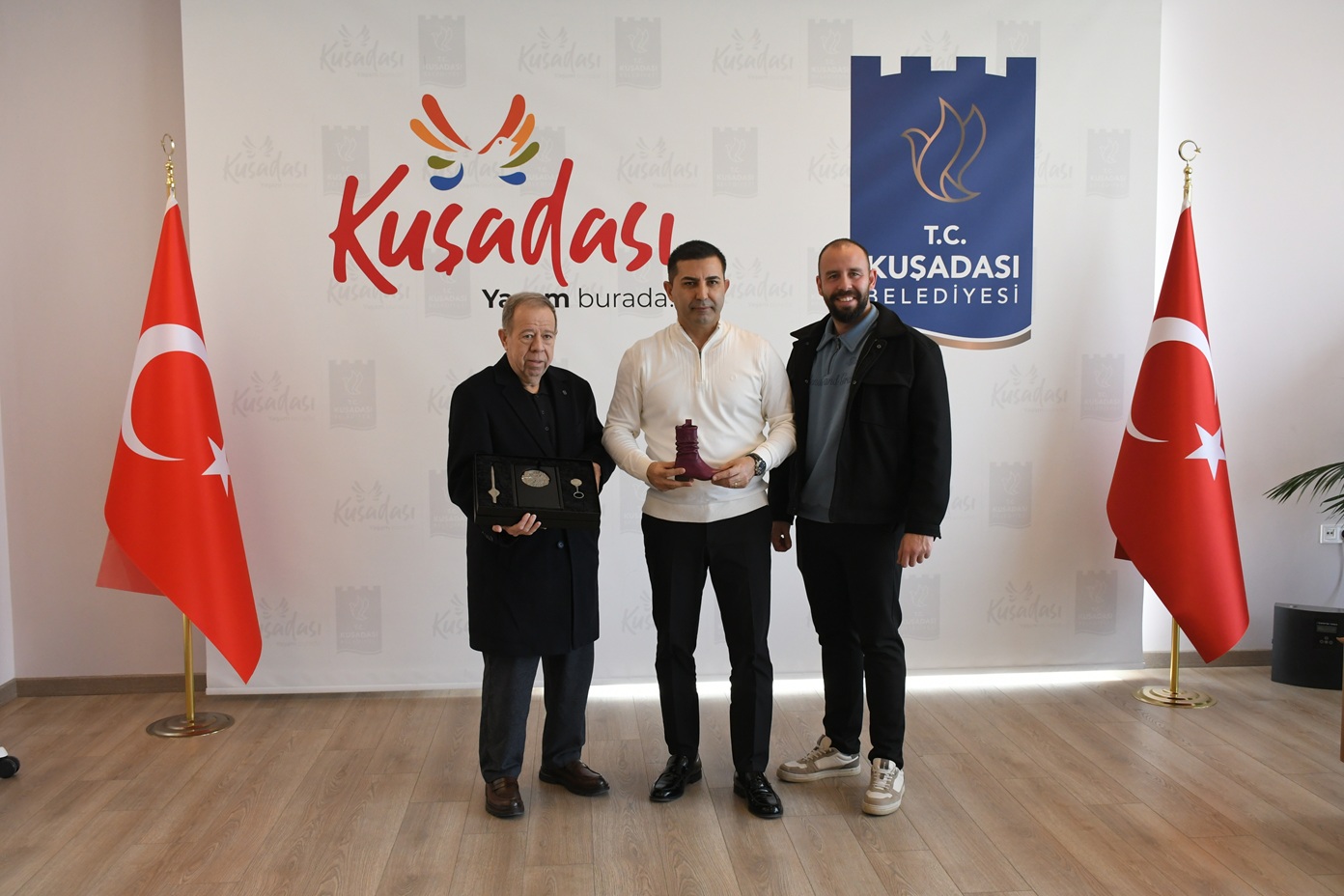 UNESCO’DAN ÖDÜL ALAN KÖRÜKLÜ ÇİZME USTASI’NDAN BAŞKAN ÖMER GÜNEL’E ANLAMLI ZİYARET
