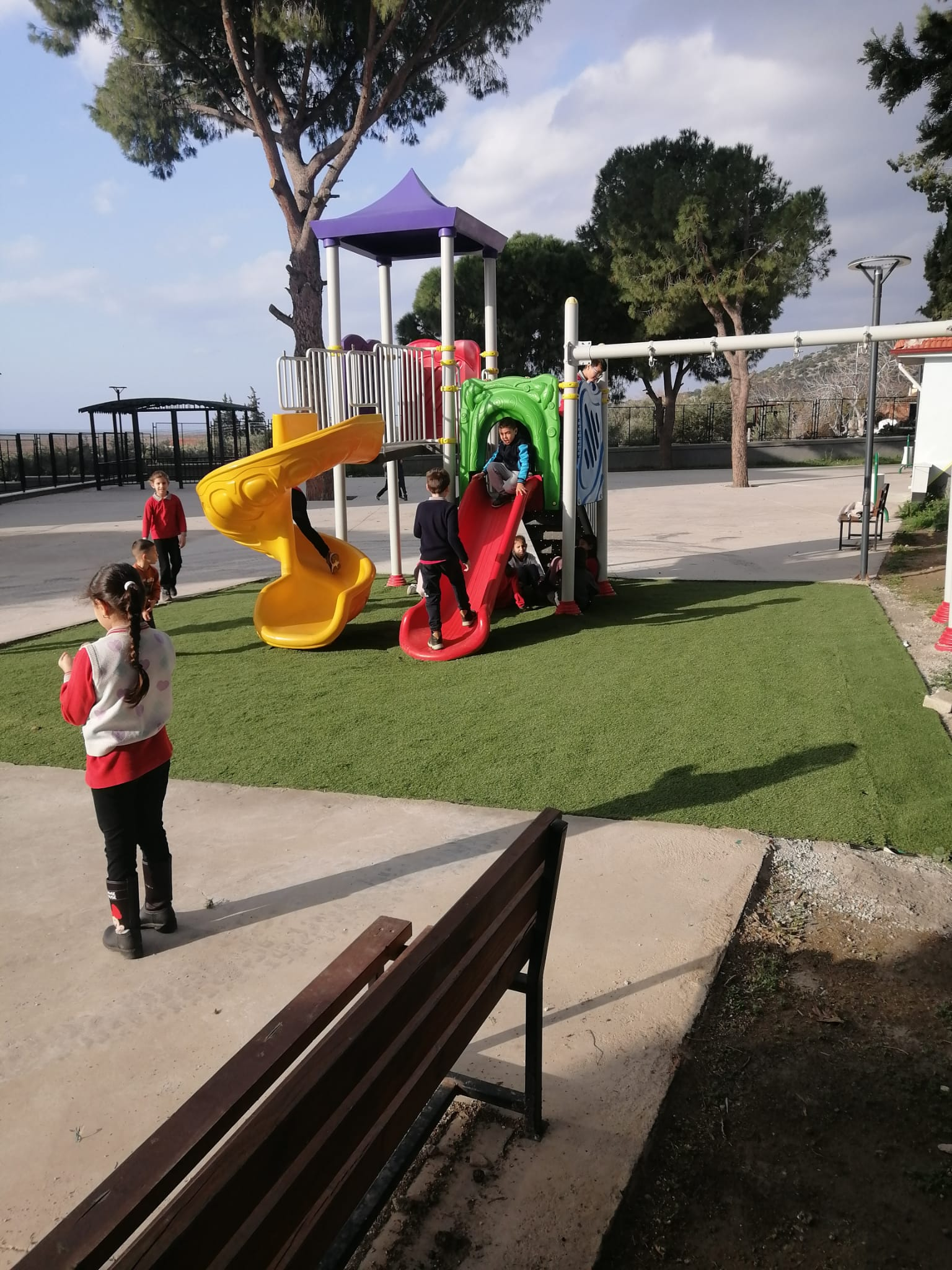 Okul Bahçesine çocuk oyun alanı mutlu etti