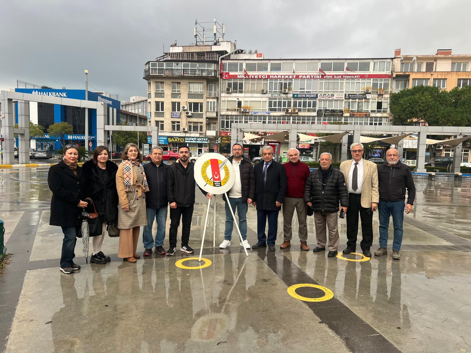 Söke’de Gazeteciler Atatürk Anıtına Çelenk Bıraktı