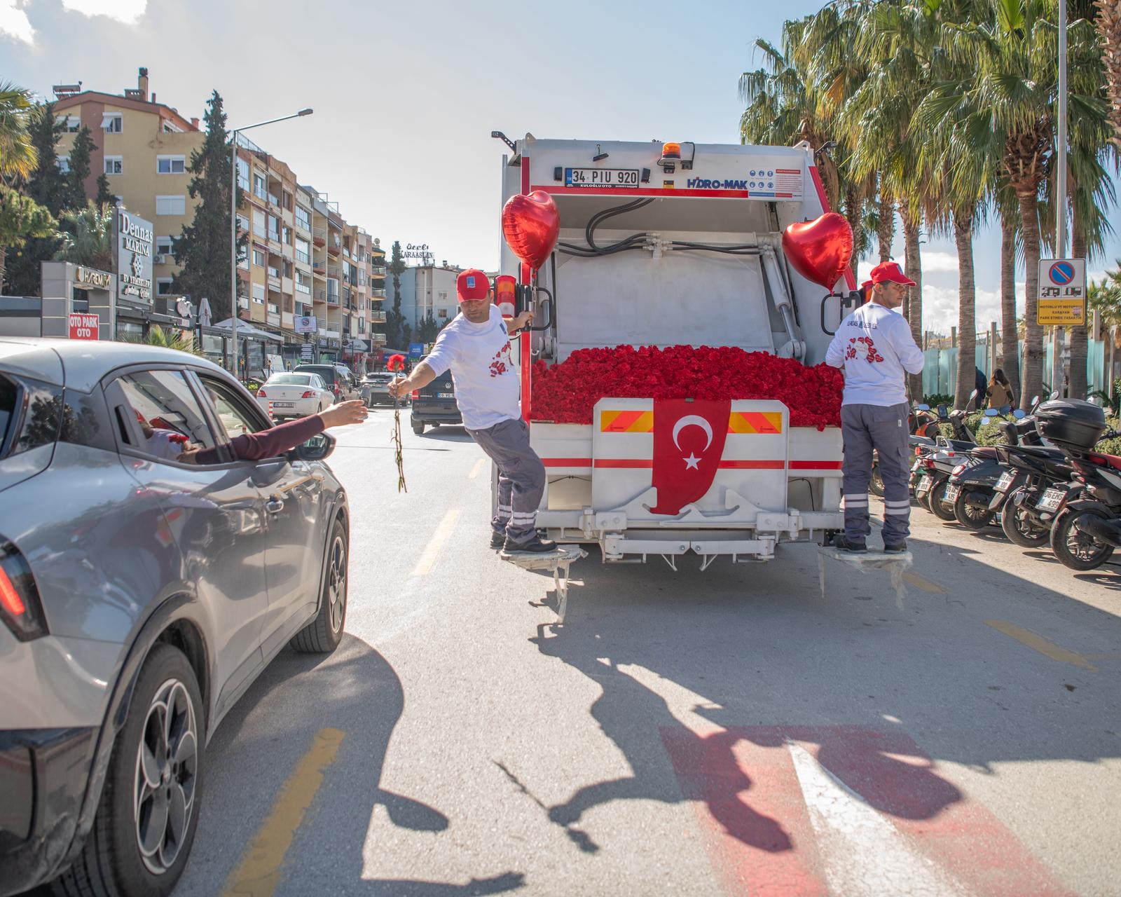KUŞADASI’NDA ÇÖP KAMYONU SEVGİ DAĞITTI