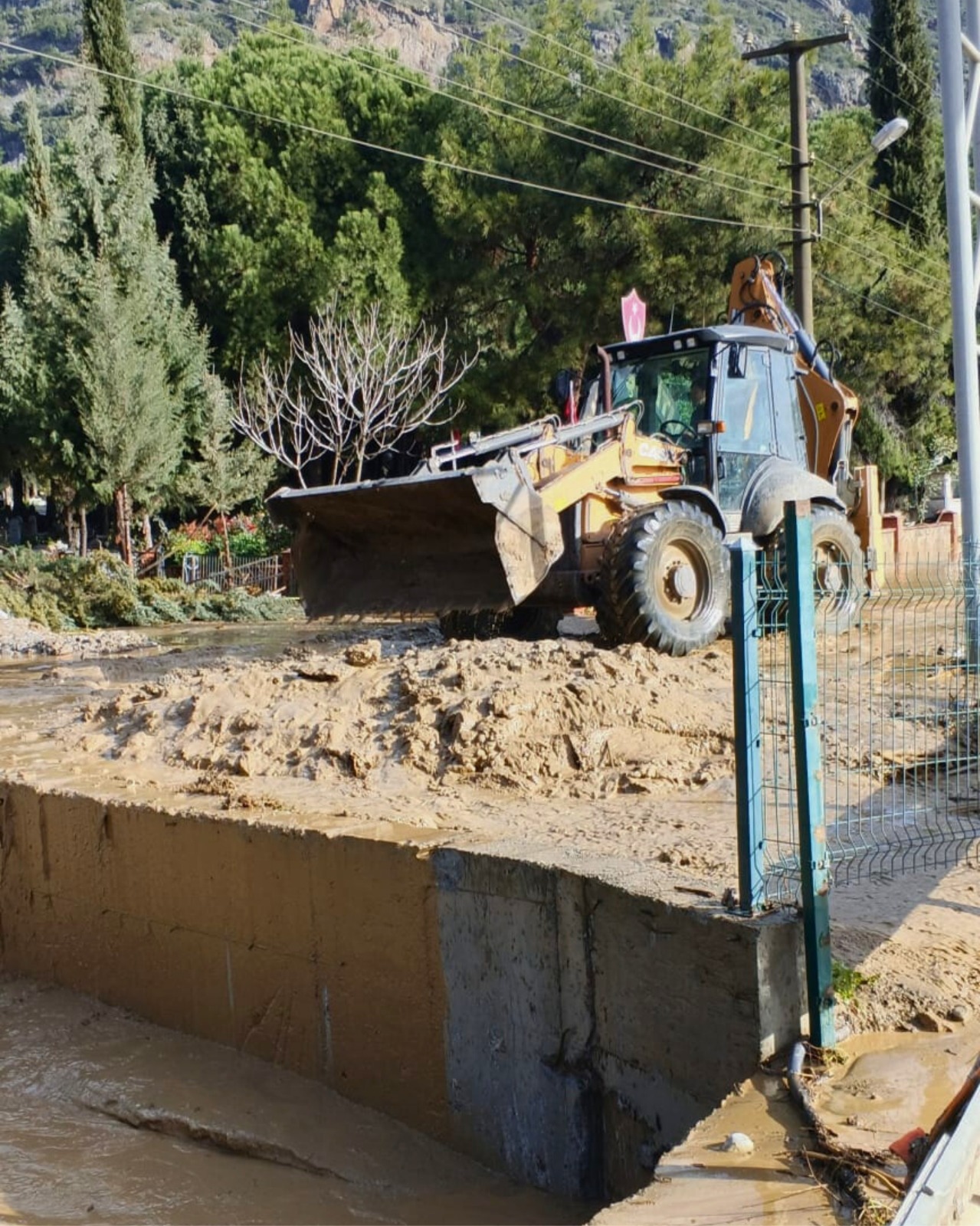 Söke’de taşkın seferberliği: Söke Belediyesi ekipleri sahada