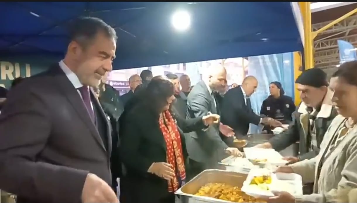 Söke’de Bayram Havası: Çarşamba Pazarı’ndaki İftara Yoğun Katılım