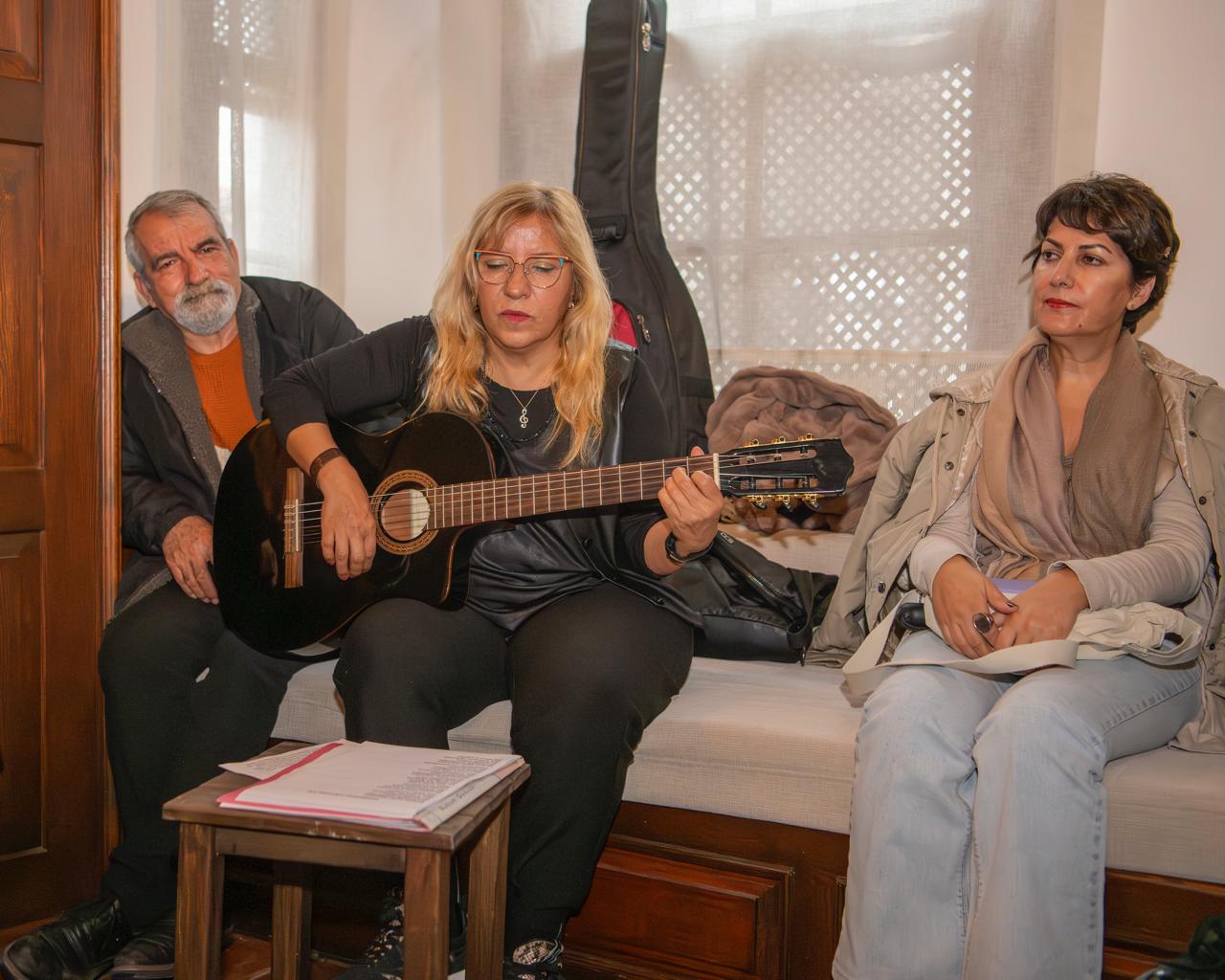 CEM KARACA KUŞADASI’NDA ŞARKILARIYLA ANILDI