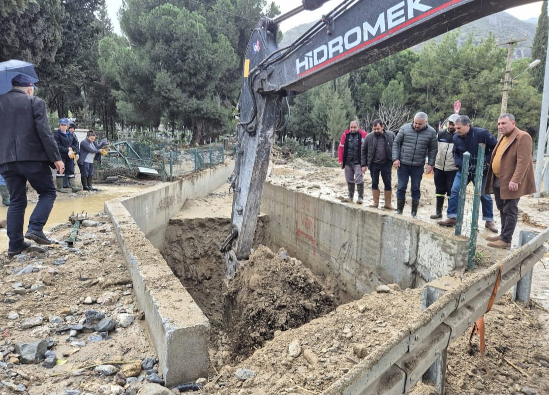 Asri Mezarlık Girişinde Su Tahliye Çalışmaları Sürüyor