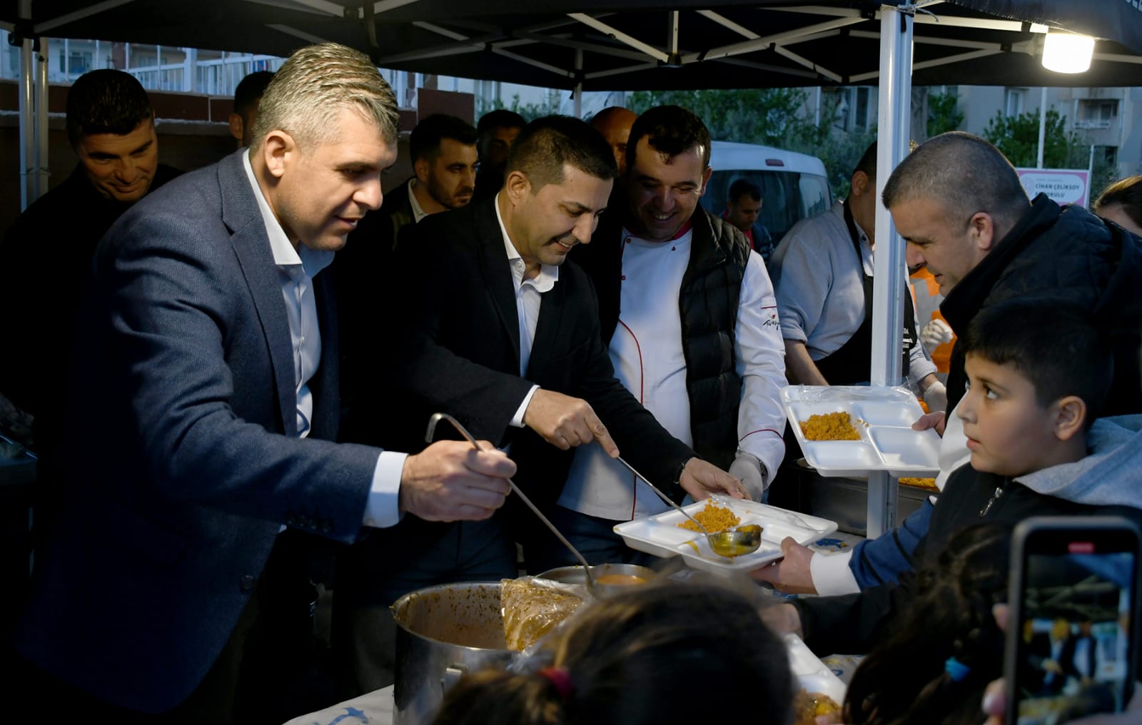 KUŞADASI BELEDİYESİ’NDEN RAMAZAN AYI BOYUNCA 18 BİN KİŞİLİK İFTAR YEMEĞİ