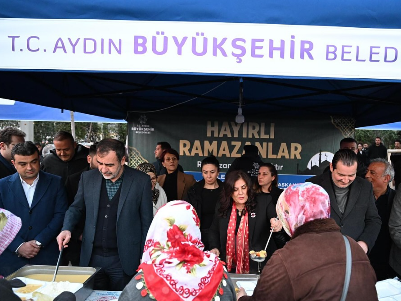 Büyükşehir Belediyesi’nin iftar sofralarında binler bir araya geldi