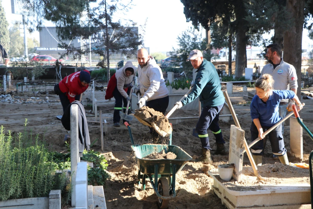 ASRİ MEZARLIK’TA SELİN İZLERİ SİLİNİYOR