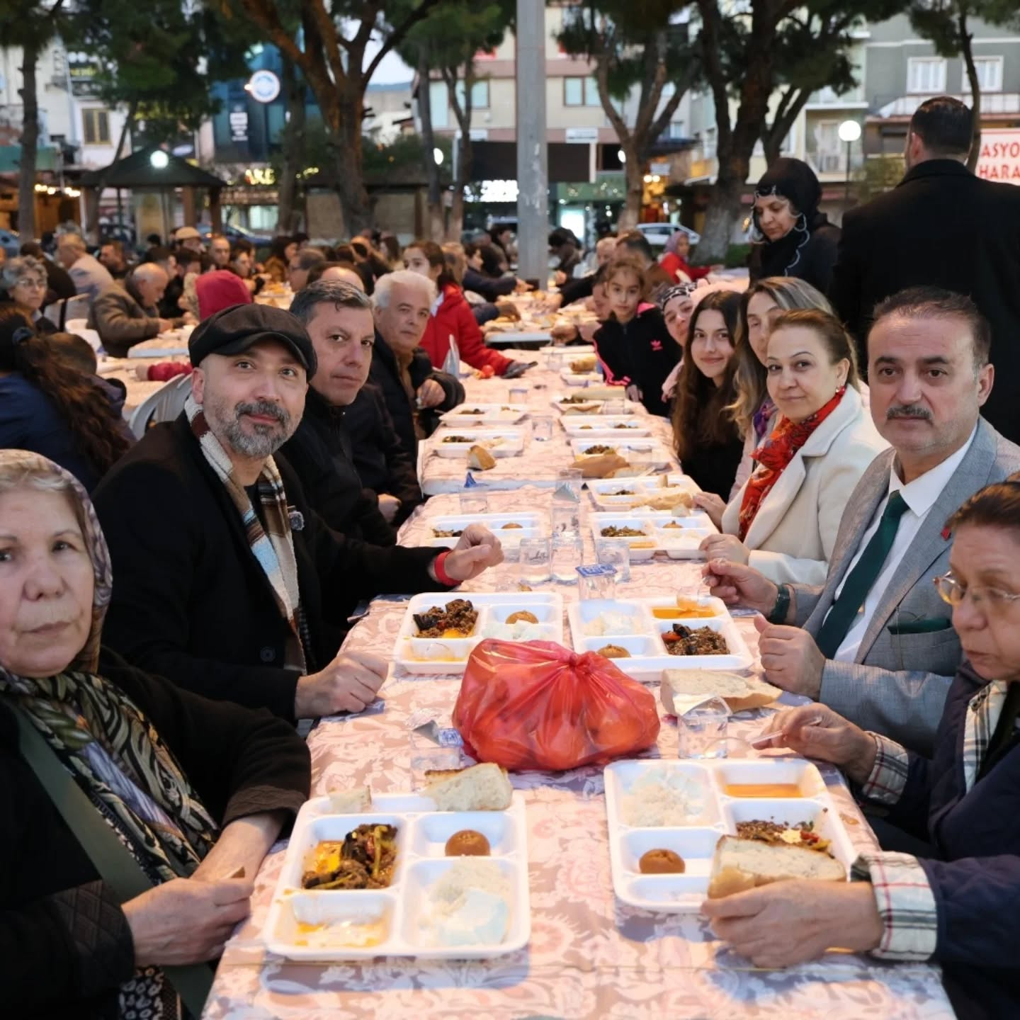 Başkan Arıkan Vatandaşlarla İftar Sofrasında Buluştu