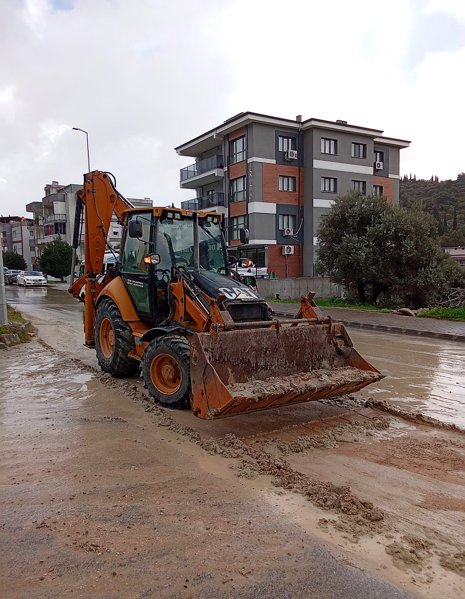 SÖKE’DE YOĞUN YAĞIŞ NEDENİYLE BELEDİYE EKİPLERİ TEYAKKUZDA