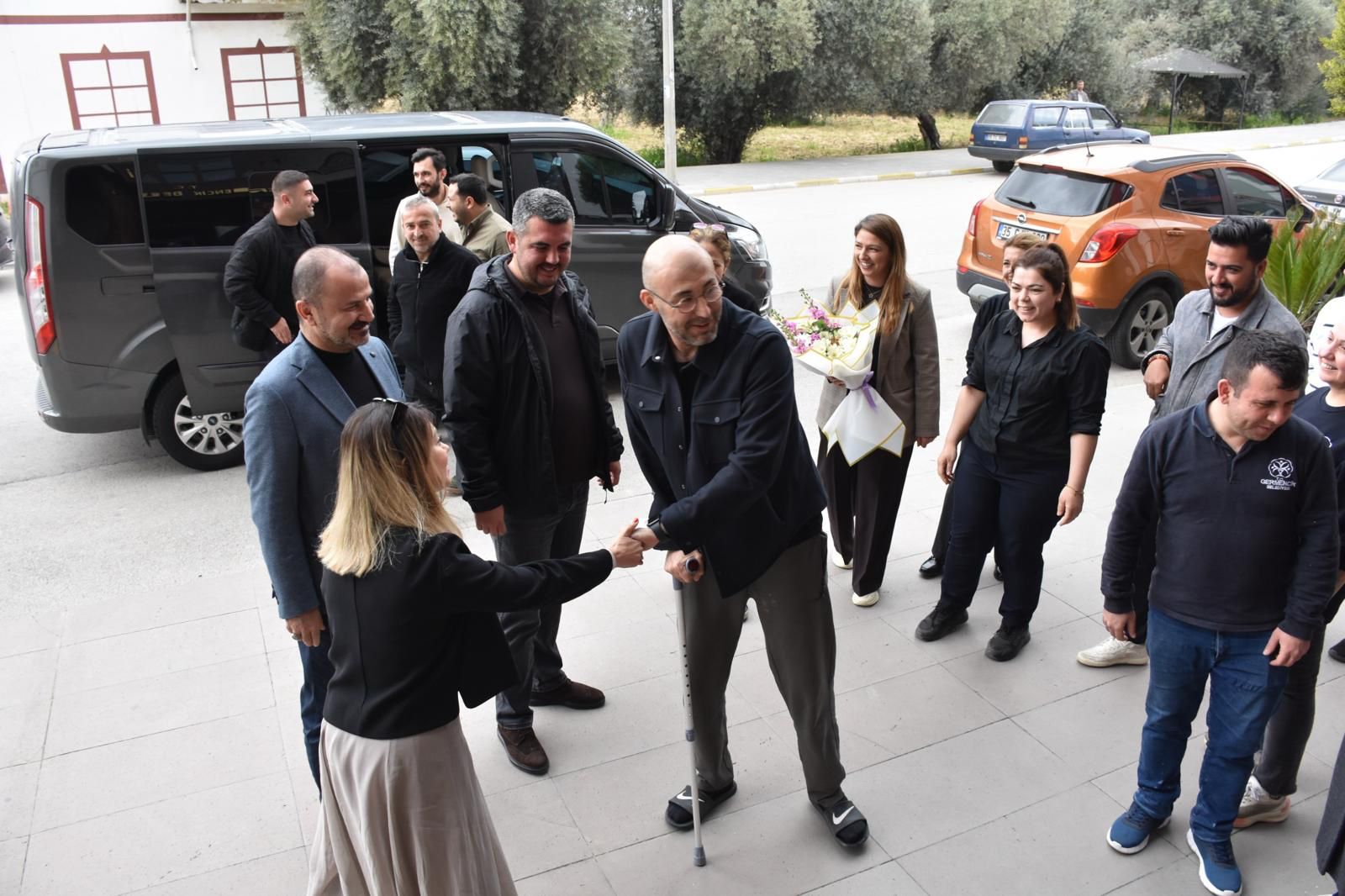 BAŞKAN ZENCİRCİ HASTANE ÇIKIŞI EVE UĞRAMADAN BELEDİYEYE UĞRADI