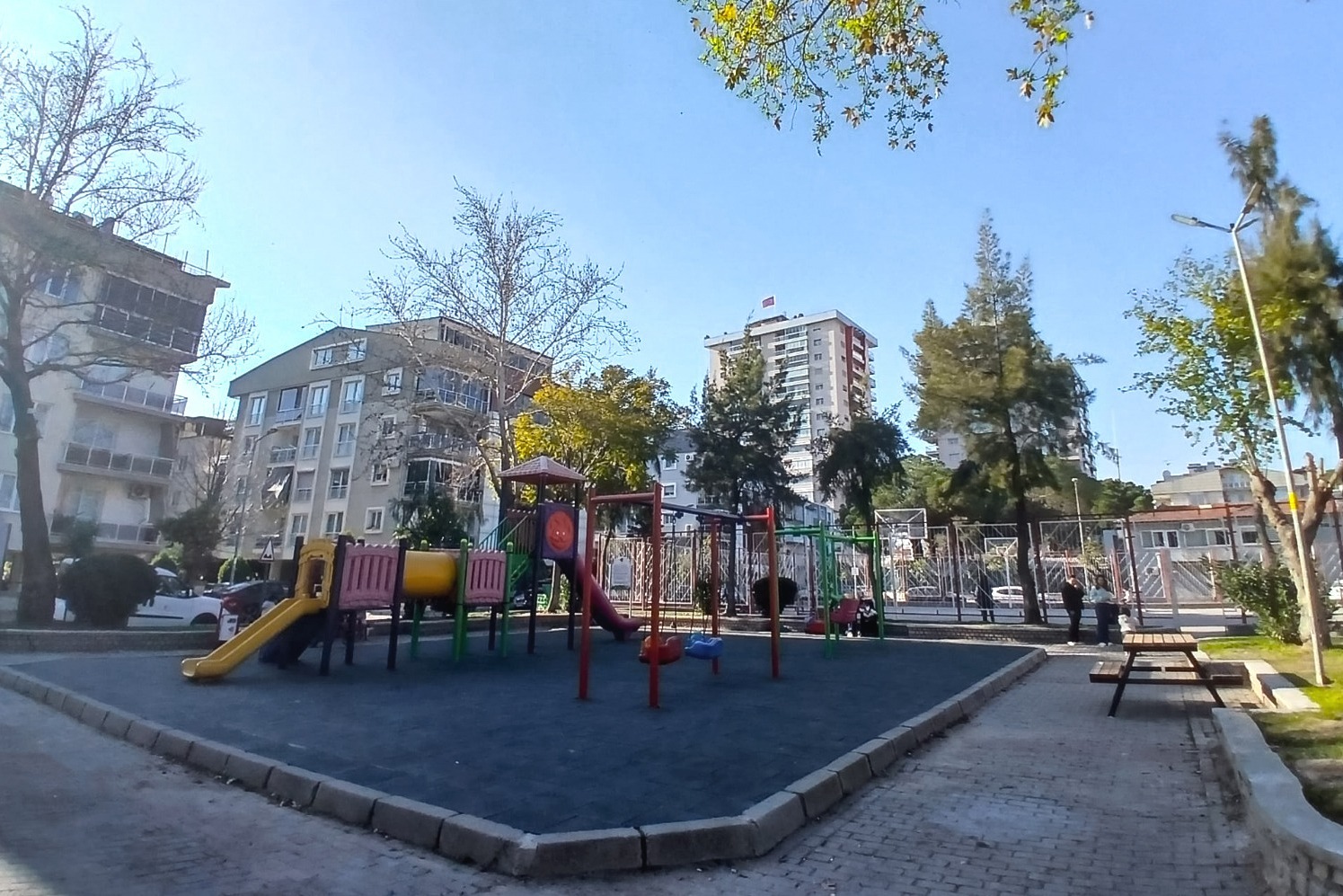 MUTLU ÇOCUKLAR, HUZURLU MAHALLELER: EFELER’DE PARKLAR YENİLENİYOR