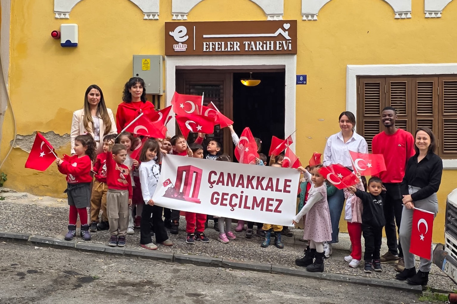 EFELER BELEDİYESİ’NİN TARİHİ MEKÂNLARI ÇANAKKALE ZAFERİ’NİN YIL DÖNÜMÜNDE MİNİKLERİ AĞIRLADI
