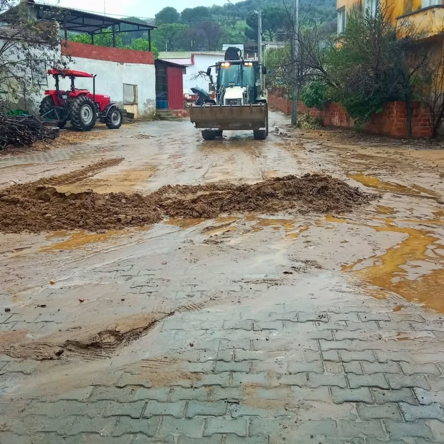 Söke’de Yağmur Bastırdı, Belediye Sahaya İndi