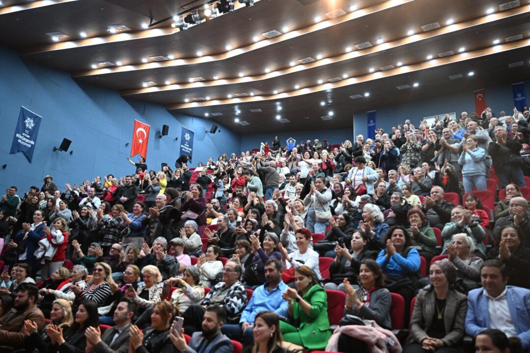 BAŞKAN ÇERÇİOĞLU DİDİM VE NAZİLLİ’DE VATANDAŞLARI TİYATROYLA BULUŞTURDU