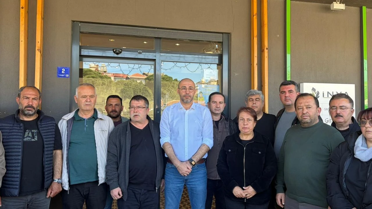 Başkan Zencirci’den kurşunlanan mağaza önünde açıklama: “Duvarlarımızı yeniden boyarız, çalışmaya devam ederiz”
