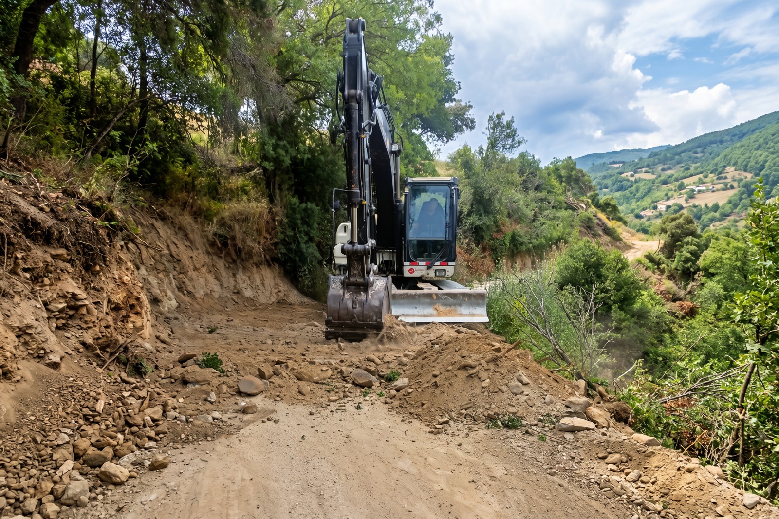 EFELER’DE YOL BAKIM VE ONARIM ÇALIŞMALARI DEVAM EDİYOR